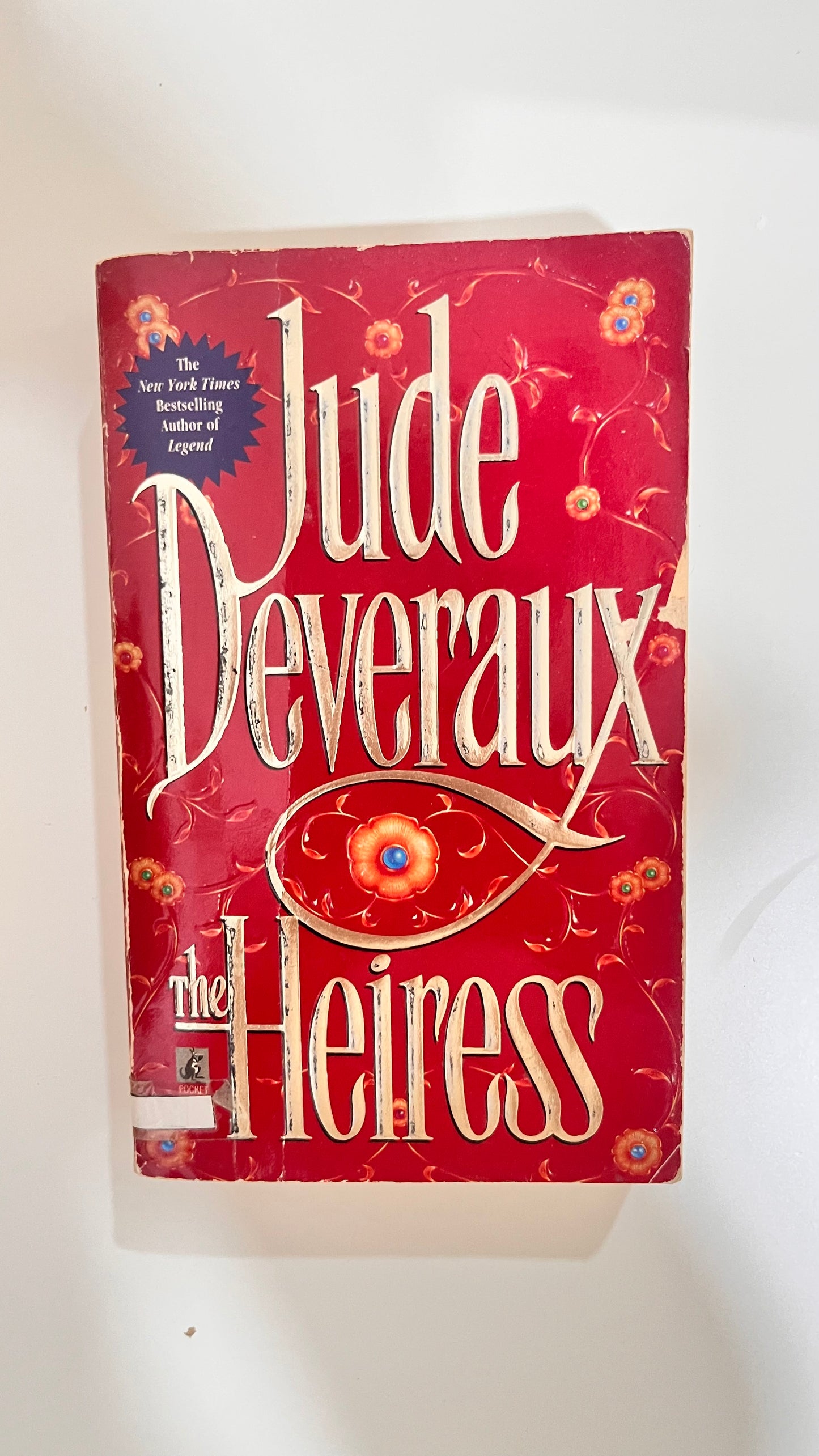 Paperback of The Heiress by Jude Deveraux, featuring an elegant, romantic cover with a historical backdrop.

