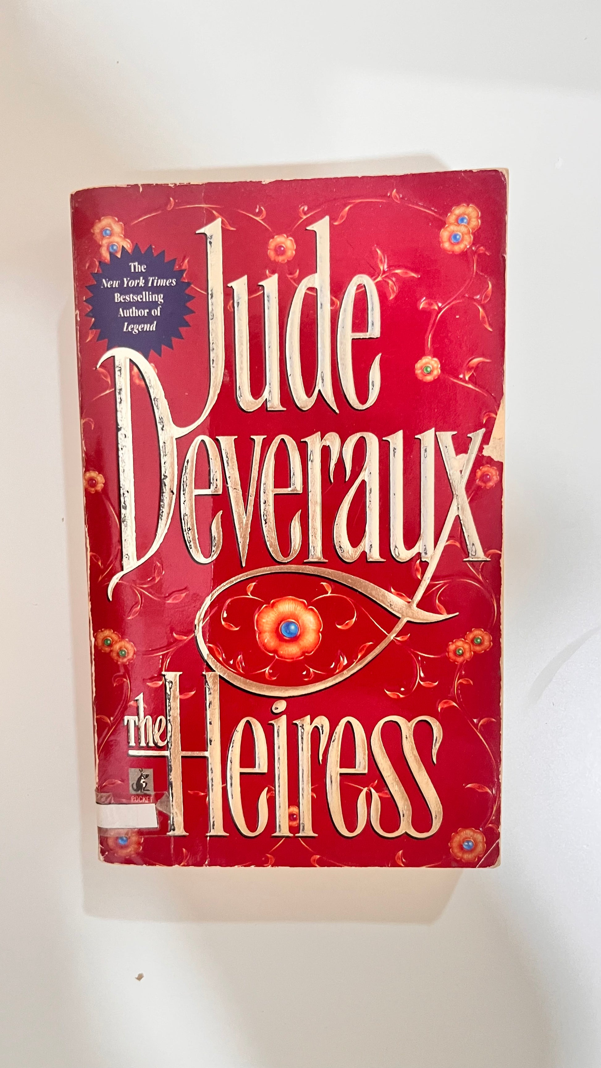 Paperback of The Heiress by Jude Deveraux, featuring an elegant, romantic cover with a historical backdrop.

