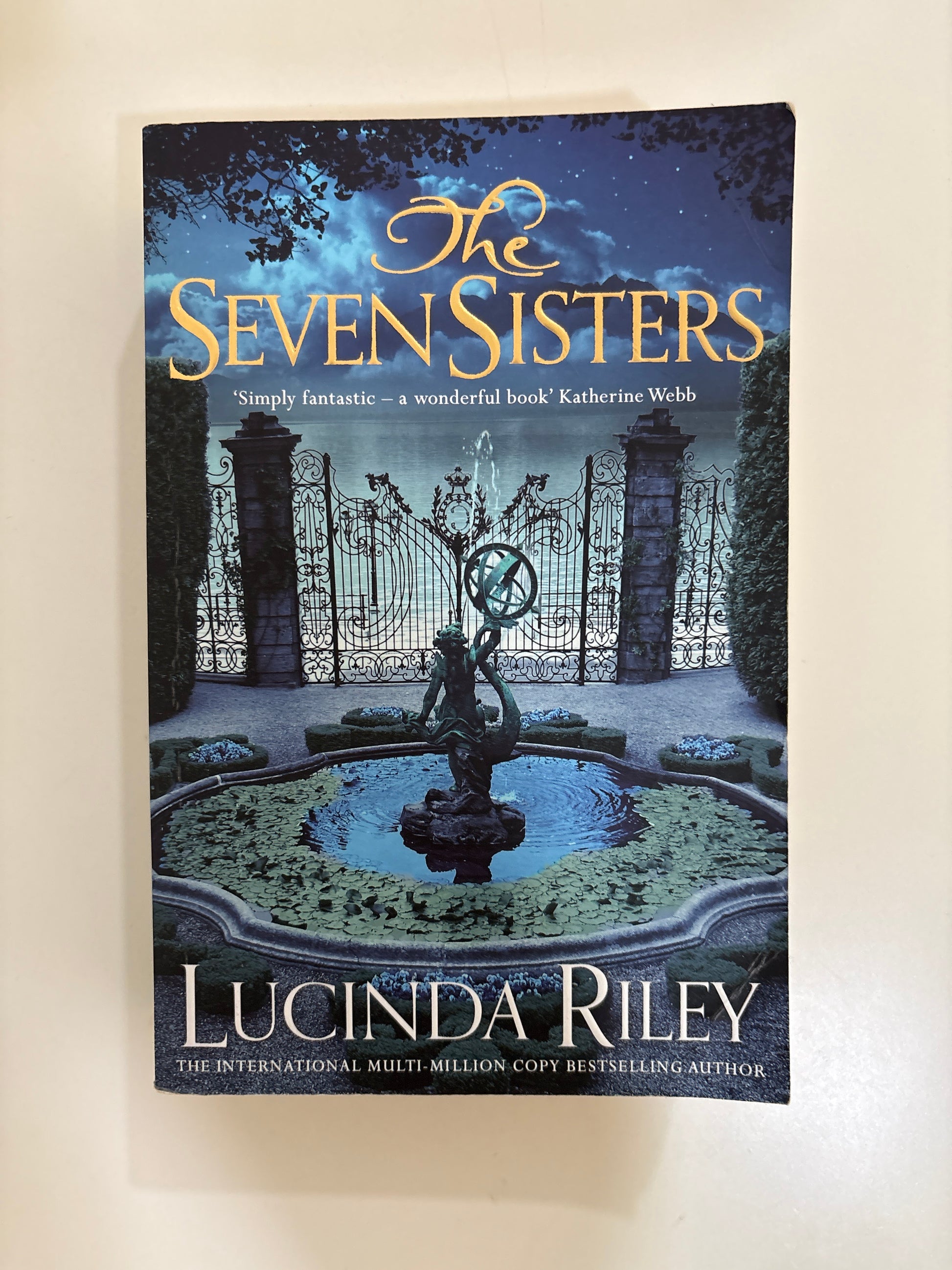 Book cover of 'The Seven Sisters' by Lucinda Riley on a light background
