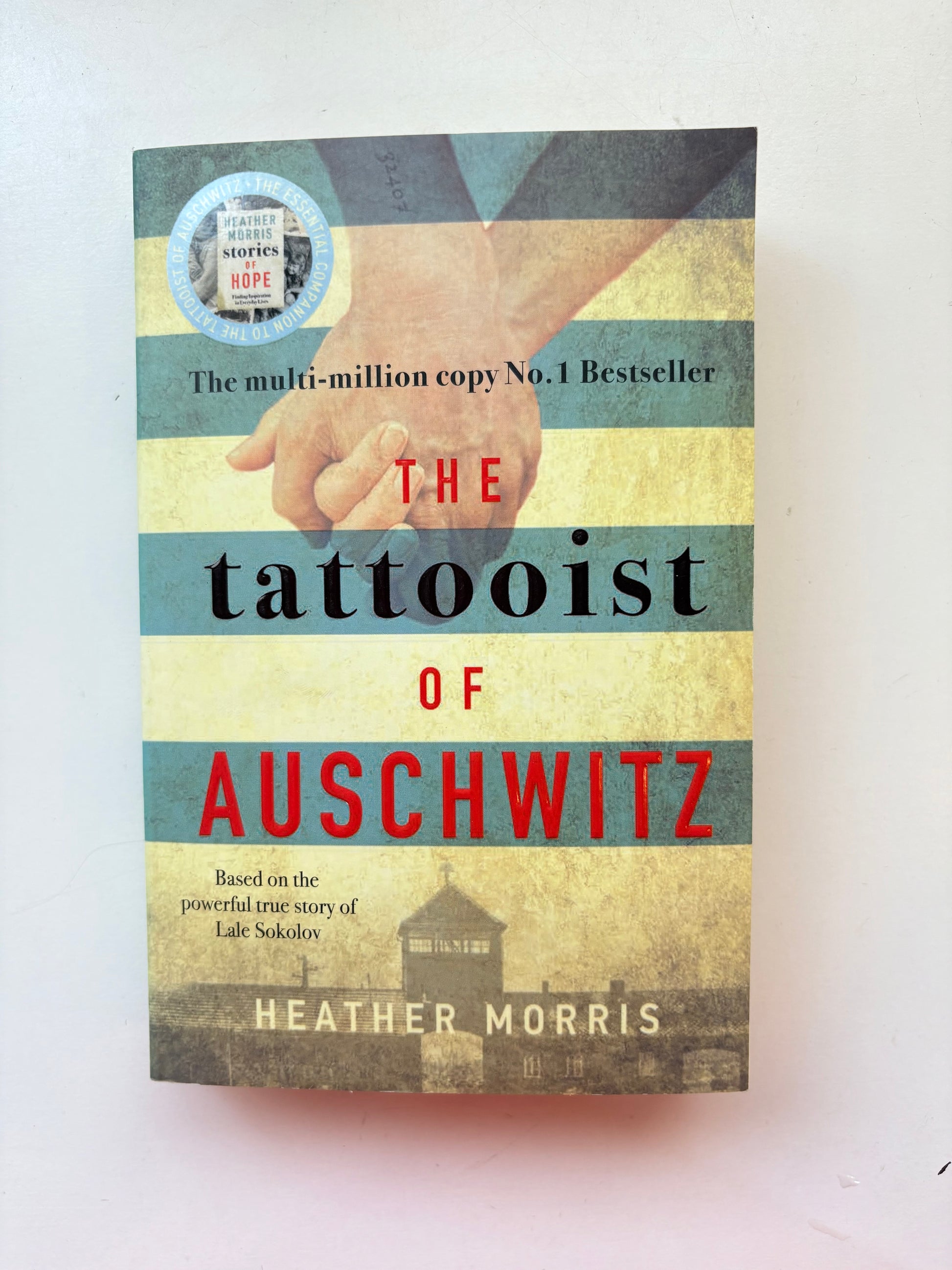 Book cover of 'The Tattooist of Auschwitz' by Heather Morris on a white background