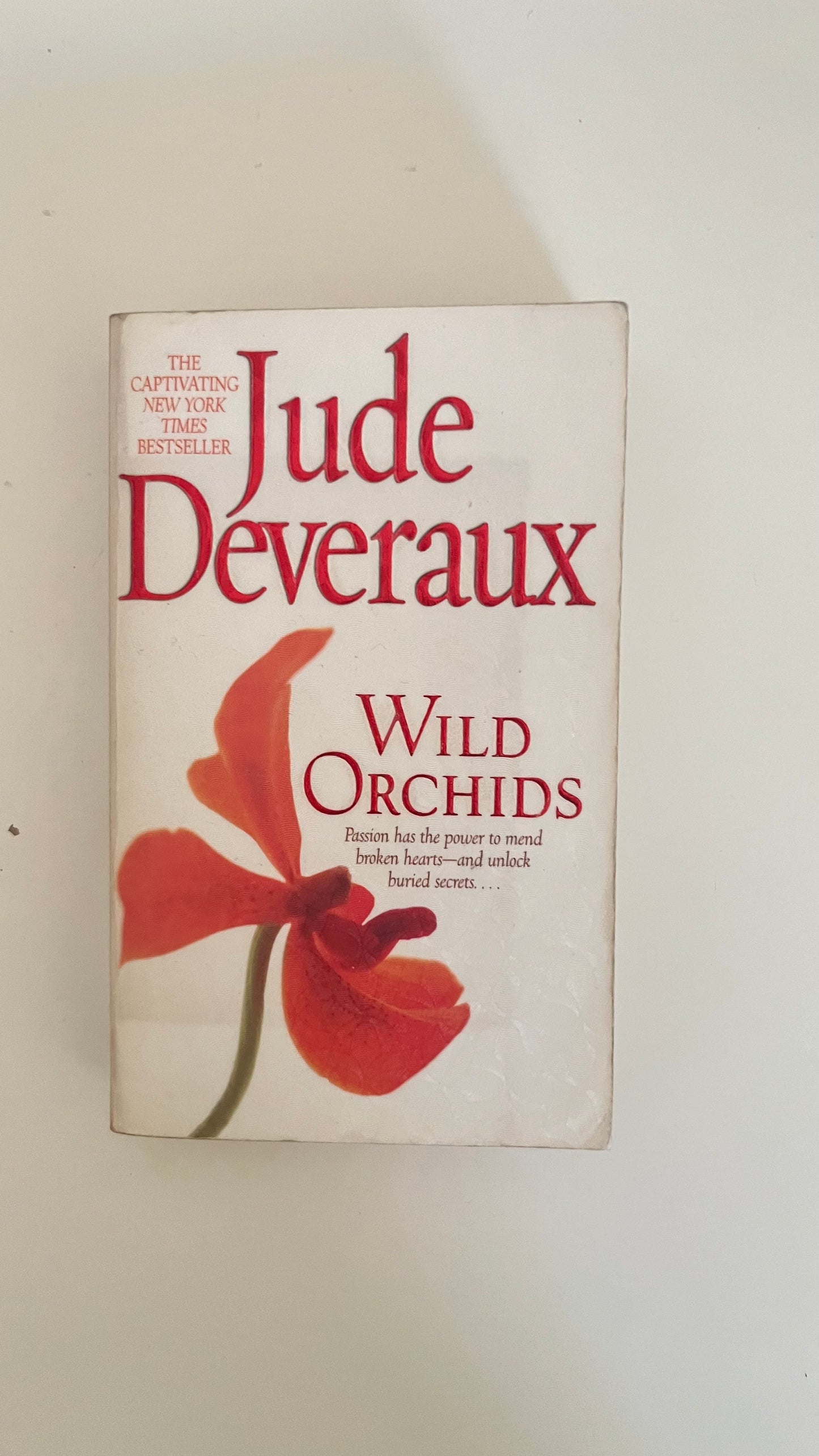 Paperback edition of Wild Orchids by Jude Deveraux featuring a lush, floral design hinting at passion and secrets.

